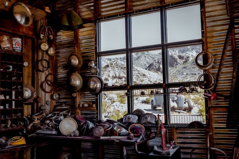 vente-LES ARCS-min_shop_window_part_junk_abandoned-138873