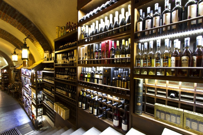 vente-LES ARCS-min_world_street_travel_shop_canon_georgia_wine_bottles-429767